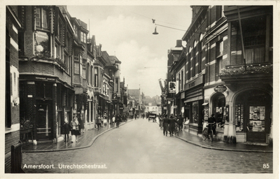 12608 Gezicht in de Utrechtsestraat met bebouwing en publiek te Amersfoort uit het zuidwesten; met links de voorgevels ...